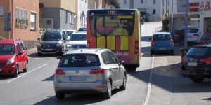 Dichter Verkehr in der Maienwalterstraße in Esslingen
